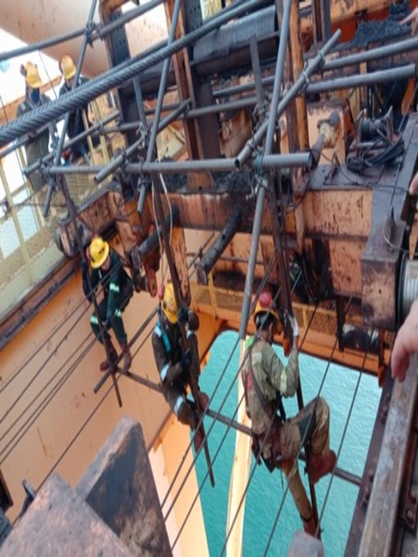 Five of Lions Global workers on a construction site, collaborating on a project while suspended on a tubular heavy-duty hanging scaffold.