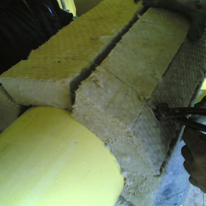 Hot insulation with cladding made of rockwool fibermesh.